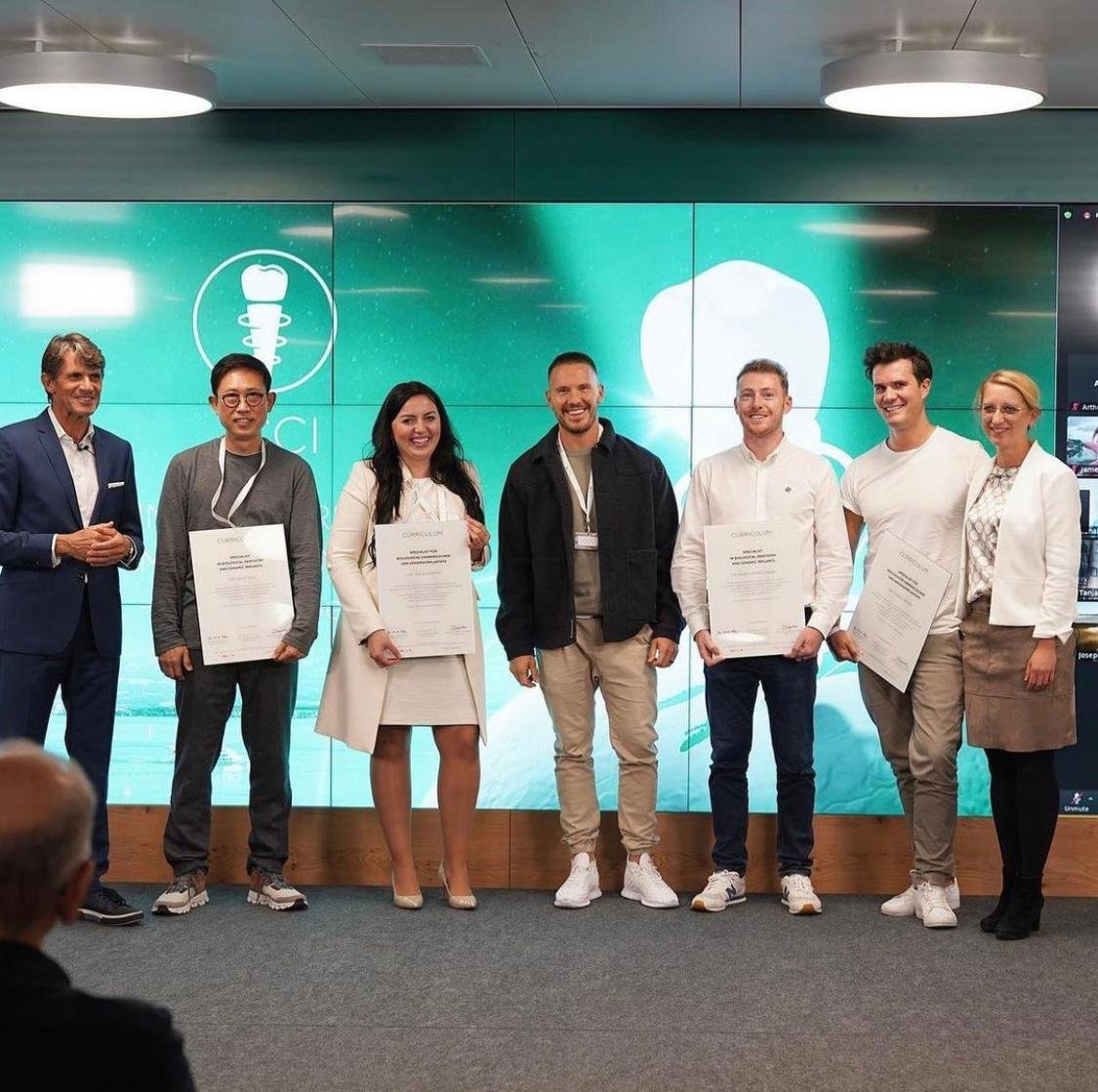 Dr. Mario Parra recibiendo su certificación como especialista