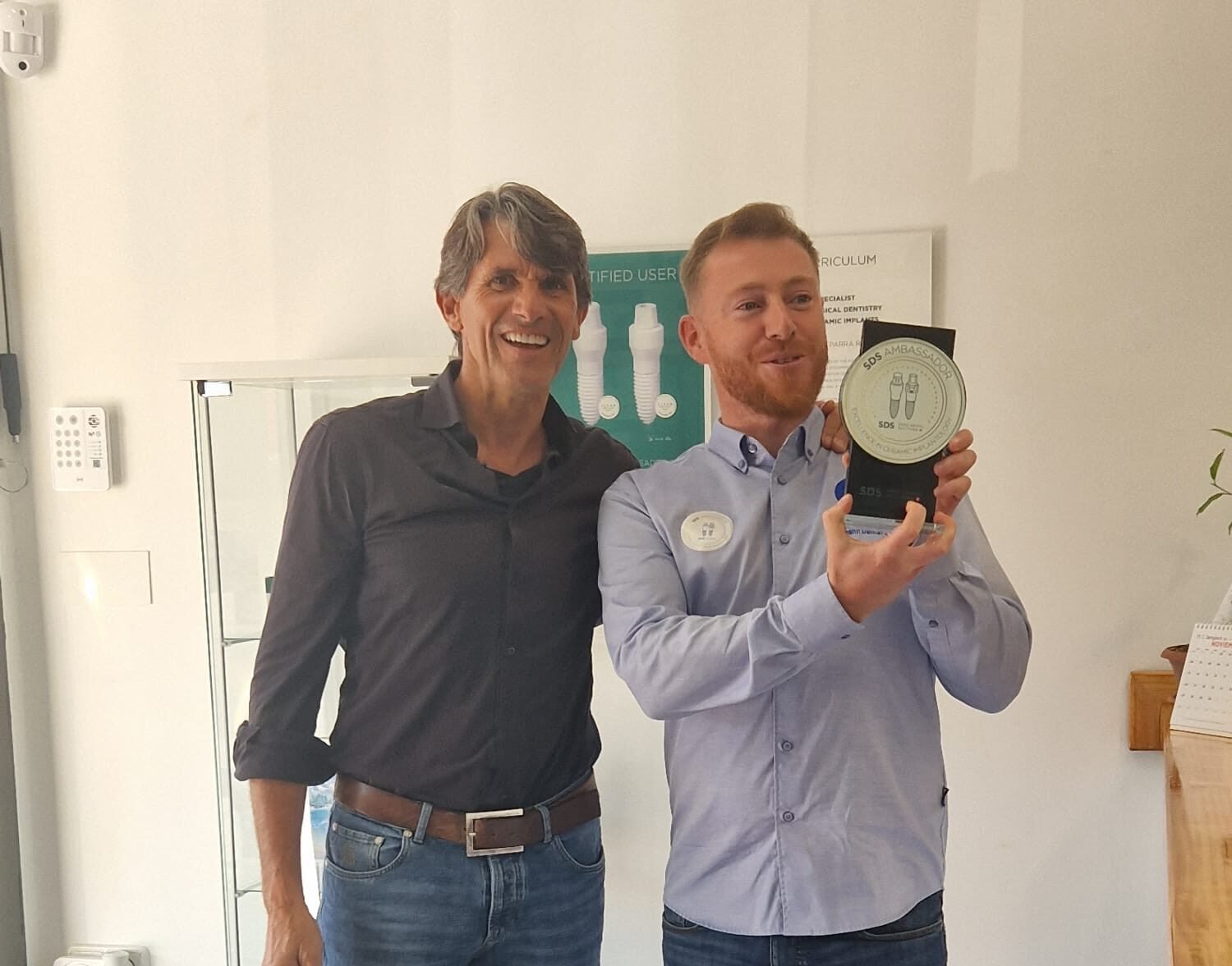 Dr. Mario Parra recibiendo el título de SDS Ambassador
