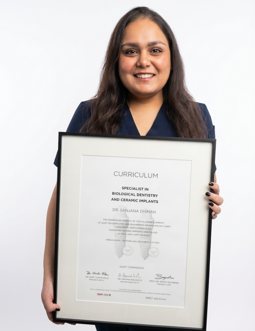 Dra. Sanjana Dhiman con su título de especialista