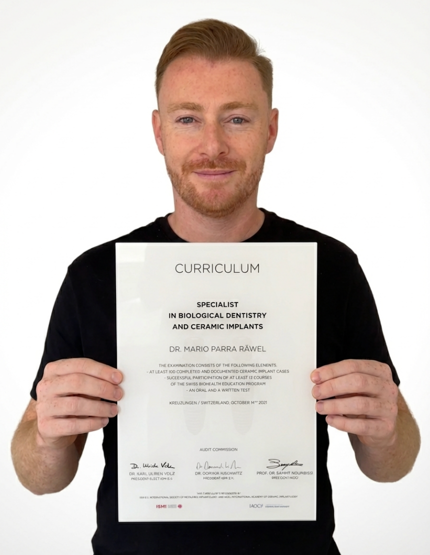 Dr. Mario Parra con su título de especialista